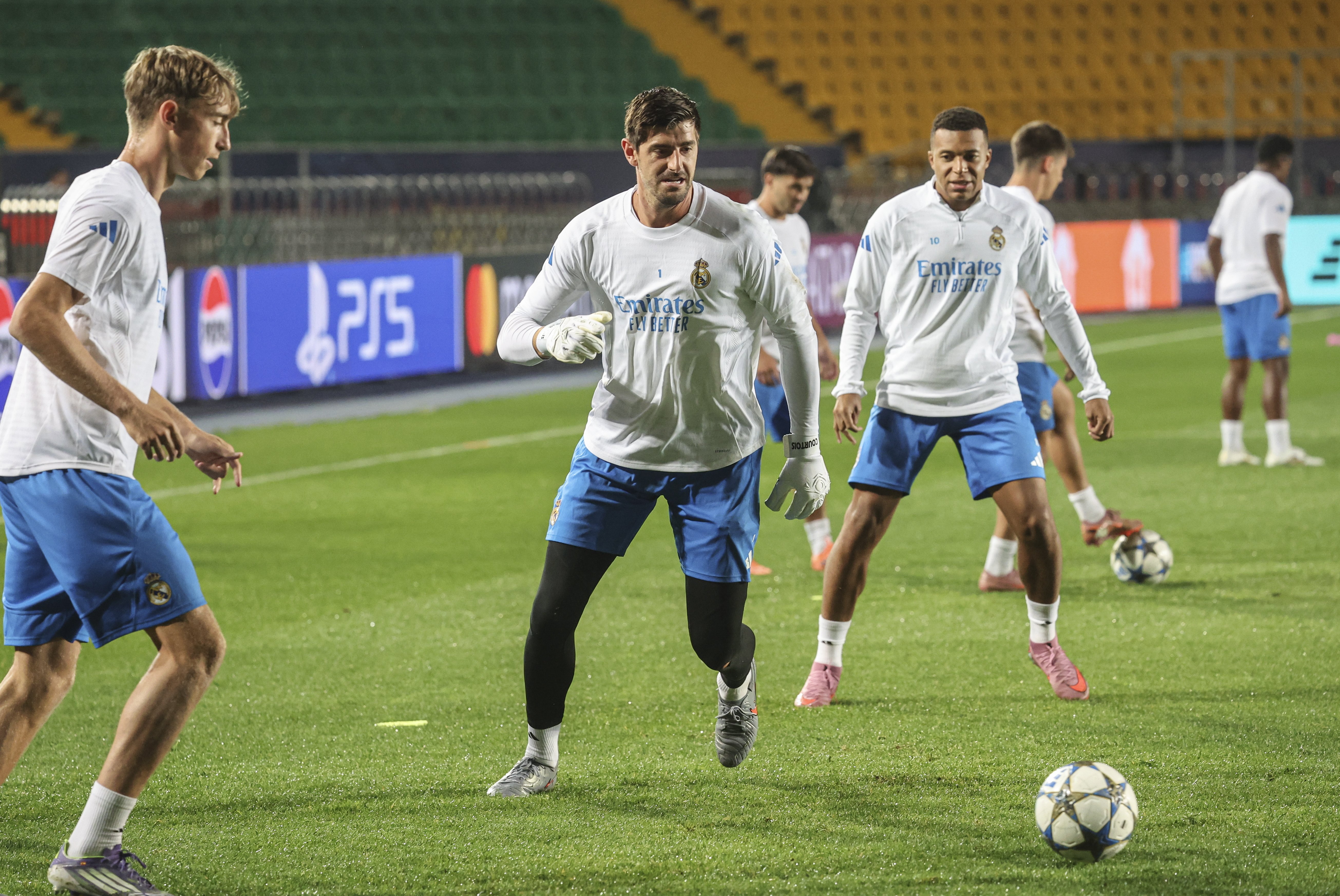 九游官网入口地址-包含转会期体能课后，皇家社会临场应变备战葡超，引发热议，轮换策略成焦点的词条