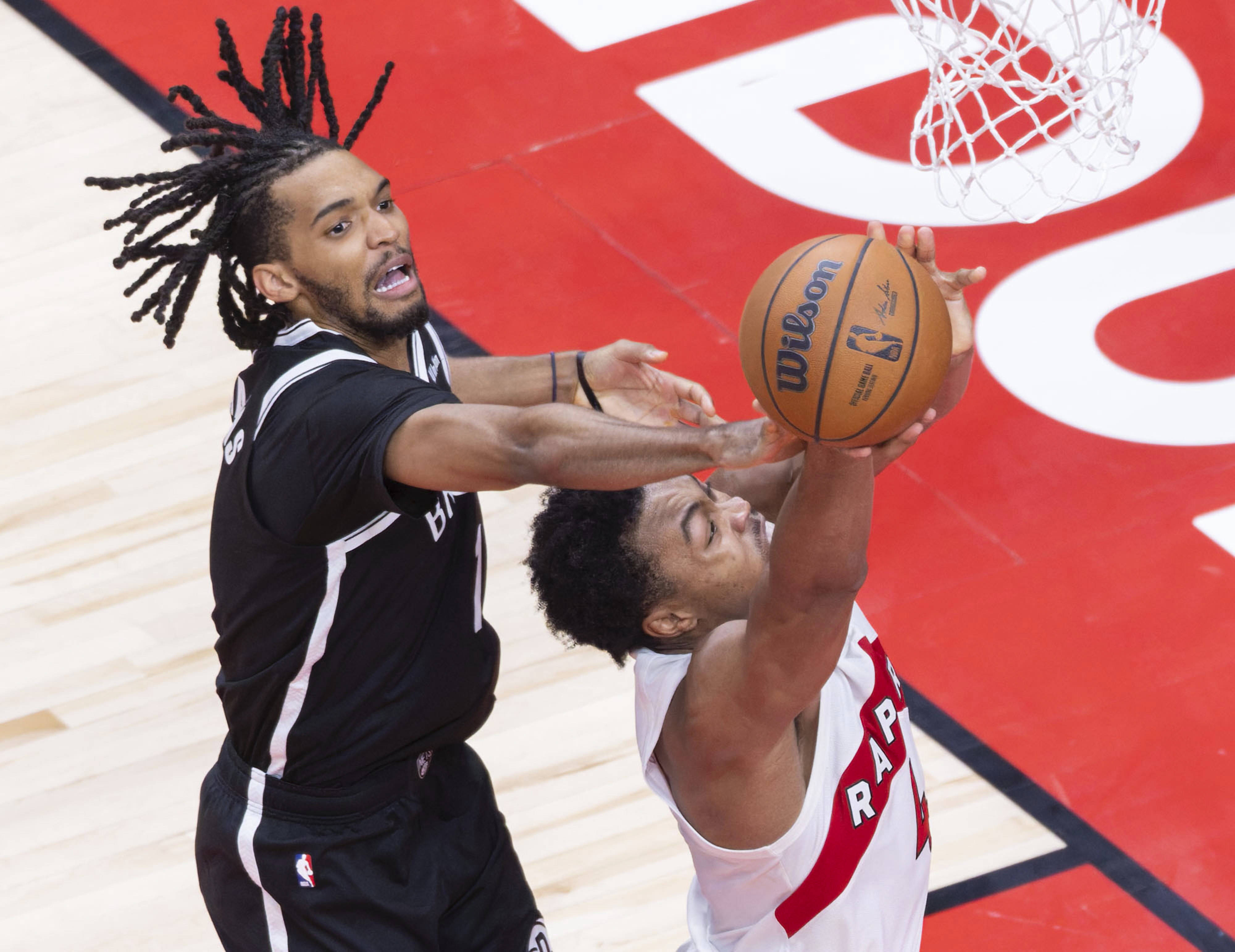 九游体育app-赛地聚焦——NBA总决赛关键时刻热度飙升，多伦多猛龙防线松动，信心回归，训练强度明显提升