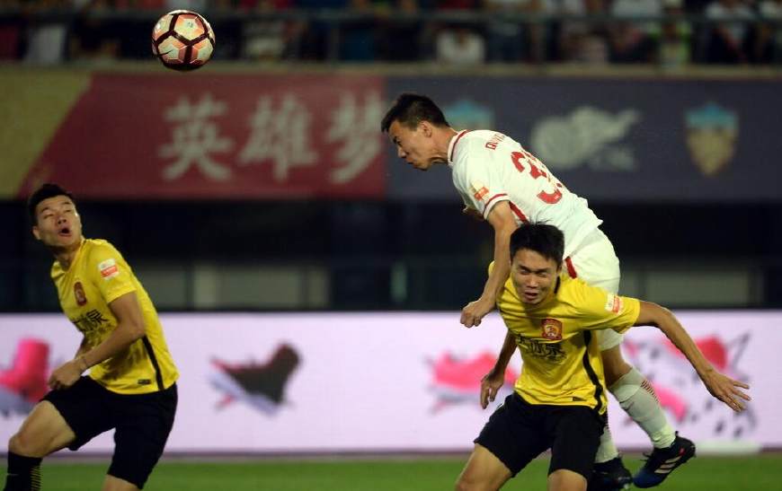 九游sports-包含辽宁本钢训练开放日,清晨队长鼓劲引欢呼,中超在即,更衣室氛围转暖的词条